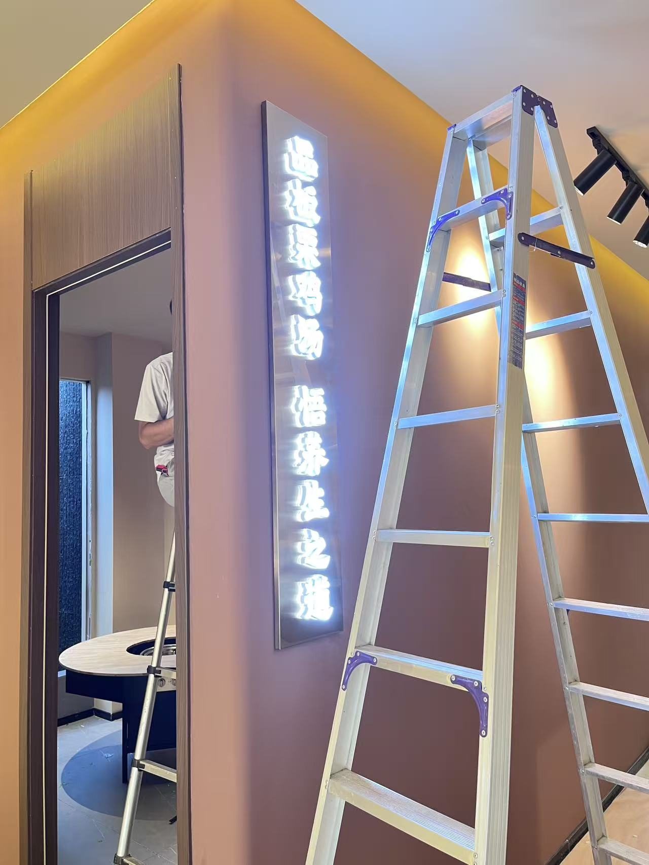 发光字安装现场｜现场安装项目实拍