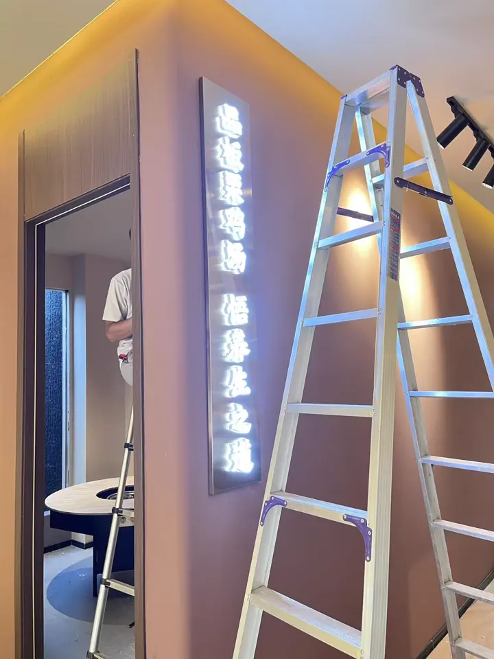 发光字安装现场｜现场安装